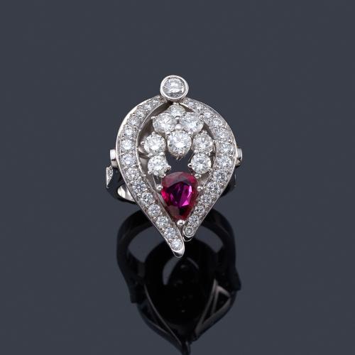  Anillo estilo lanzadera con brillantes de aprox. 2,66 ct y rubí talla perilla de aprox. 1,00 ct en total.