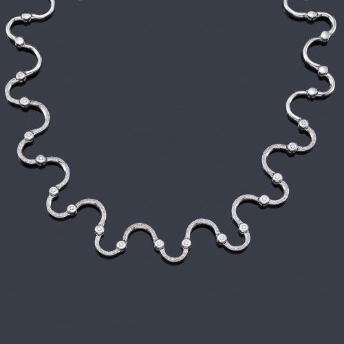  Collar con motivos ondulados con detalles de brillantes de aprox. 1,33 ct en chatón, realizado en oro blanco de 18K.
