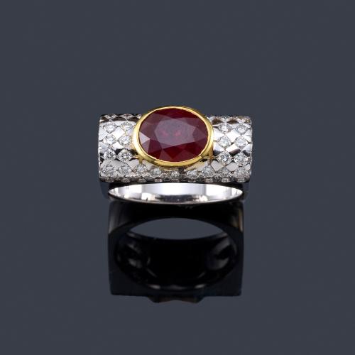 Anillo con rubí talla oval de aprox. 2,65 ct con pavé de brillantes de aprox. 0,53 en ambos lados.