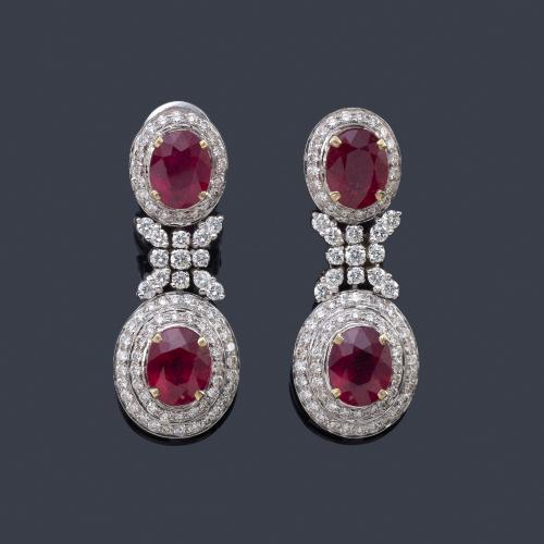 Lote 2280
Pendientes largos con cuatro rubíes talla oval de aprox. 10,40 ct y brillantes en montura de oro blanco de 18K.