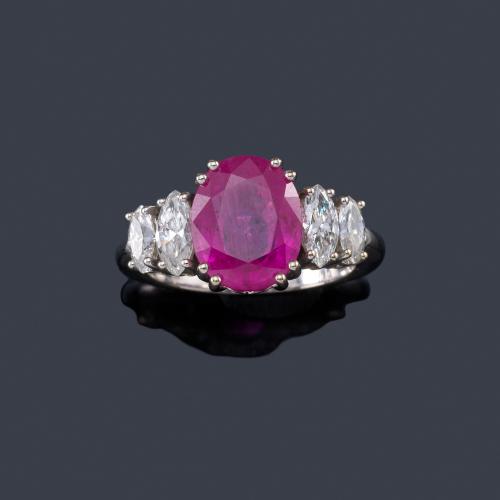 Lote 2281
Anillo con rubí talla oval de aprox. 4,84 ct con dos diamantes talla marquís en ambos lados de aprox. 0,90 ct en total.