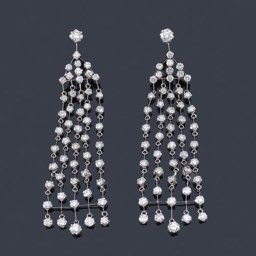 Lote 2282
Pendientes largos con brillantes de aprox. 15,64 ct en total realizado en montura de oro blanco de 18K.