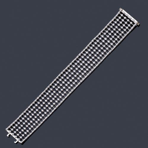  Pulsera ancha con bandas de brillantes de aprox. 5,20 ct en total en montura de oro blanco de 18K.