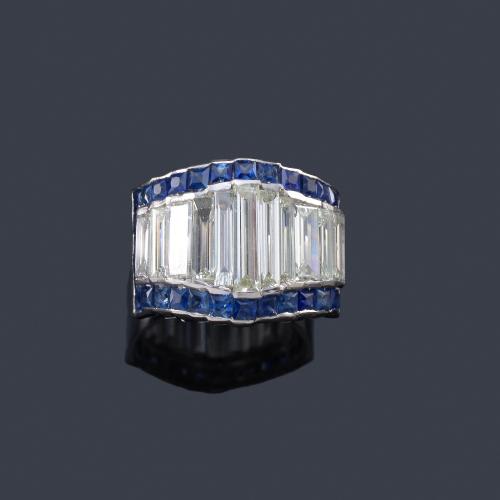 Lote 2289
Anillo con diamantes talla baguette de aprox. 3,60 ct en disminución con orla de zafiros calibrados.