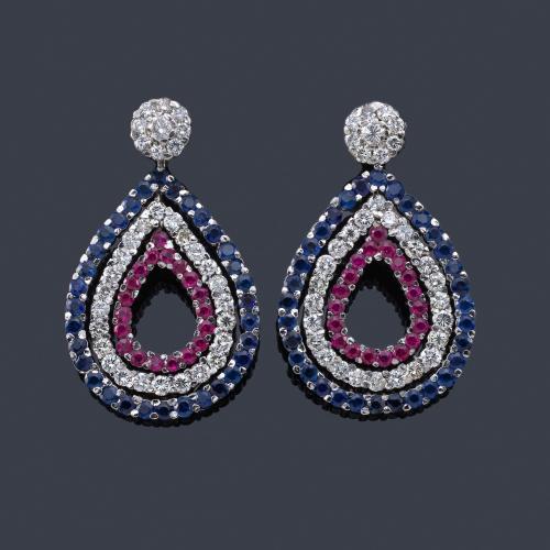 Lote 2297
Pendientes largos con rubíes, zafiros y brillantes en montura de platino.