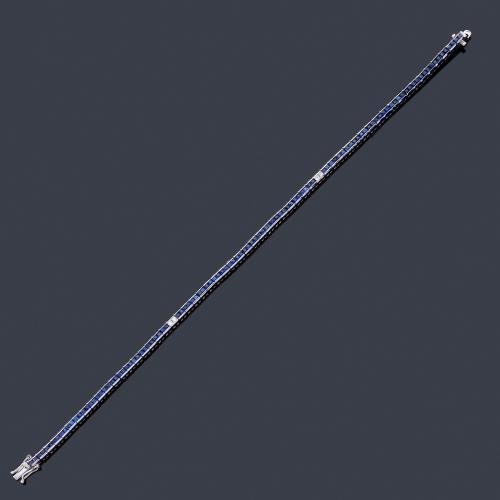 Lote 2300
Pulsera riviére con banda de zafiros calibrados de aprox. 5,86 ct en total y diamantes talla princesa de aprox. 0,07 ct.