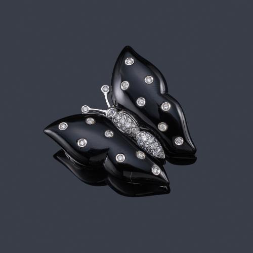  Broche en forma de mariposa con dos piezas de ónix salpicado de brillantes engastados en bisel.