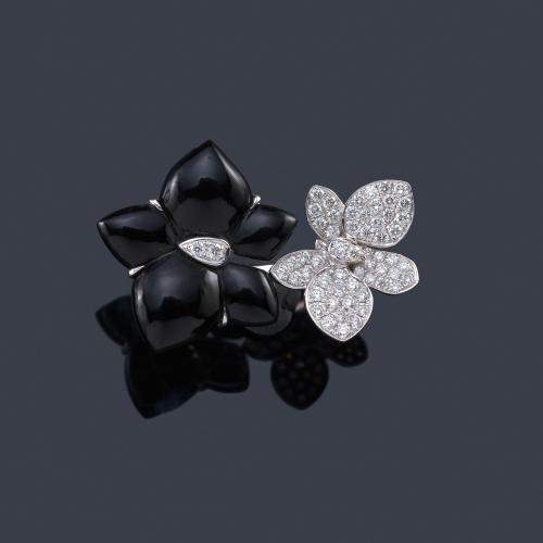  Anillo con dos flores una realizada en ónix y otra en pavé de brillantes de aprox. 0,85 ct en total.
