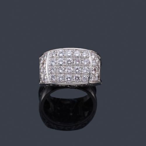 Lote 2313
Anillo tipo sello con pavé de brillantes de aprox. 2,32 ct en total, realizado en oro blanco de 18K.