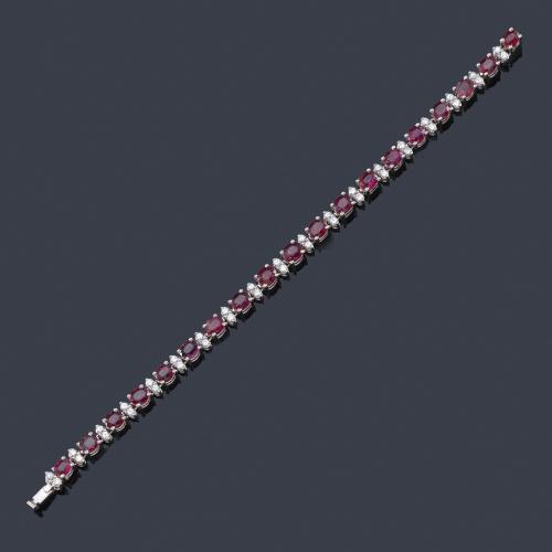 Lote 2314
Pulsera rivière con rubíes talla oval de aprox. 5,70 ct intercalado con brillantes en montura de oro blanco de 18K.