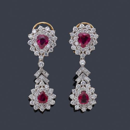 Lote 2319
Pendientes largos con cuatro rubíes talla perilla de aprox. 3,00 ct en total con diamantes talla princesa y brillante de aprox. 3,00 ct.