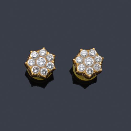  Pendientes cortos con diseño de rosetón con brillantes de aprox. 1,80 ct en total.