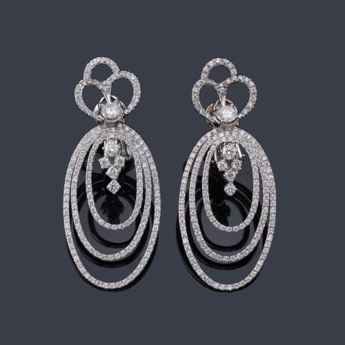 Lote 2328
Pendientes largos con brillantes de aprox. 4,79 ct en total.