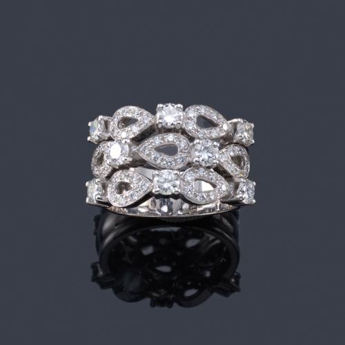 Lote 2329
Anillo con tres bandas con diseño de greca en oro blanco de 18K y brillantes de aprox. 1,45 ct en total.