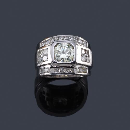 Lote 2332
Anillo con brillante central de aprox. 0,90 ct con banda de brillantes en ambos lados de aprox. 0,60 ct en total.