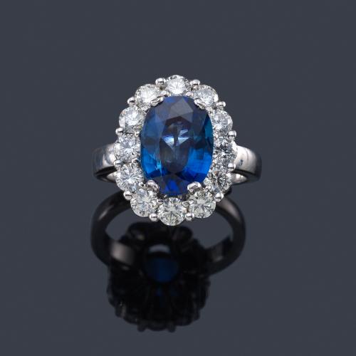 Lote 2335
Anillo con zafiro talla oval de aprox. 4,32 ct con orla de brillantes de aprox. 1,70 ct en total.