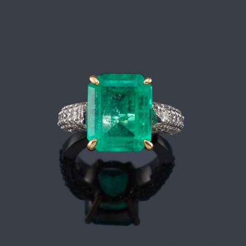 Lote 2340
Anillo con esmeralda central de aprox. 5,99 ct con pavé de brillantes de aprox. 1,30 ct en ambos brazos.