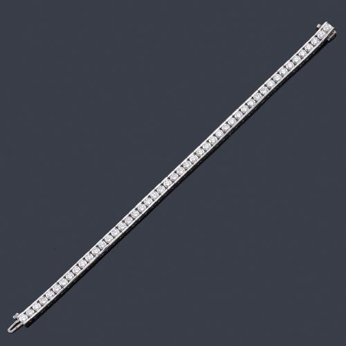 Lote 2341
Pulsera rivière con banda de brillantes de aprox. 9,26 ct en total en montura de oro blanco de 18K.