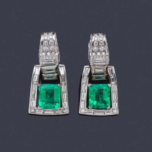 Lote 2343
Pendientes largos con pareja de esmeraldas de aprox. 6,33 ct y 6,03 ct con diamantes talla baguette y brillante de aprox. 2,82 ct en total.