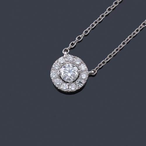  Colgante con brillantes de aprox. 0,33 ct en total en montura de oro blanco de 18K.