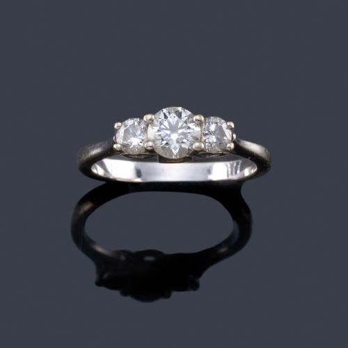  Anillo con tres brillantes de aprox. 0,70 ct en total en montura de oro blanco de 18K.