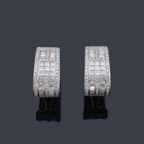 Lote 2353
Pendientes tipo criolla con diamantes talla brillante, baguette y princesa de aprox. 5,71 ct en total.