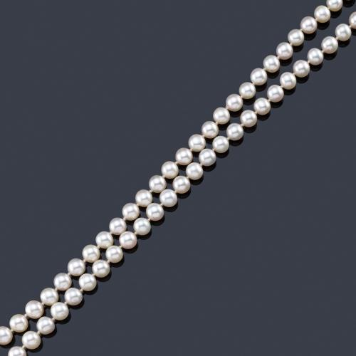 Lote 2358
Collar largo con un hilo de perlas de aprox. 8,03 - 8,46 mm con cierre de oro amarillo de 18K.