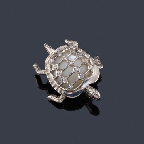  Pequeño broche en forma de tortuga en oro blanco de 18K y nácar.