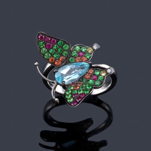  Anillo con motivo de mariposa con aguamarina central, granates tsavoritas y zafiros multicolor de aprox. 1,72 ct en total.
