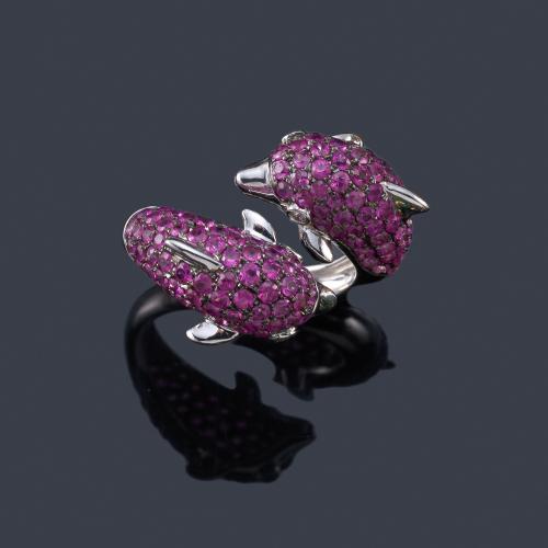  Anillo con pareja de delfines cuajados de zafiros rosas de aprox. 2,89 ct en total y brillantes de aprox. 0,05 ct en total.