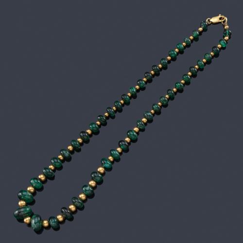  Collar corto con esmeraldas pulidas en disminución intercaladas con cuentas esféricas de oro amarillo de 18K.