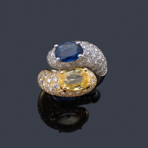 Lote 2372
Anillo 'Tu y Yo' con zafiro amarillo de aprox. 3,48 ct y zafiro azul de aprox. 1,77 ct ambos talla oval con brillantes de aprox. 3,90 ct en total.