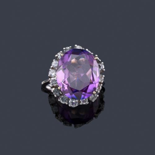  Anillo con amatista central de aprox. 7,08 ct con orla de brillantes.