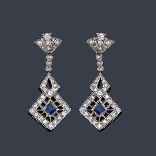 Lote 2387
Pendientes largos 'Art Decó' con zafiros calibrados y brillantes en montura de platino.