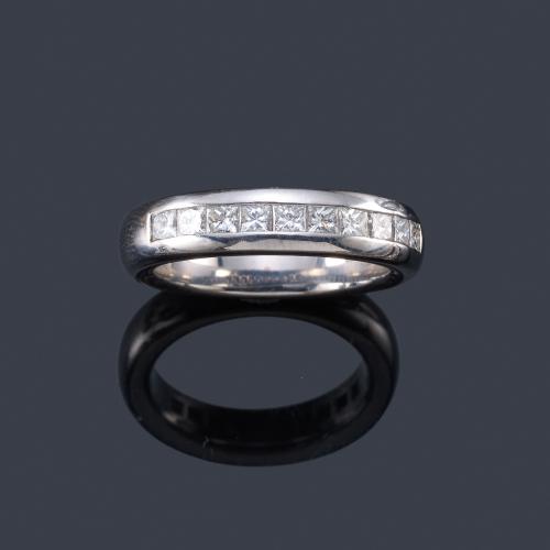 Lote 2390
Media alianza con diamantes talla princesa de aprox. 0,50 ct en total, engastados en carril.