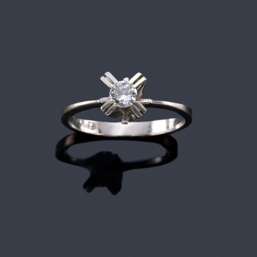  Solitario con brillante de aprox. 0,25 ct en montura de oro blanco de 18K.