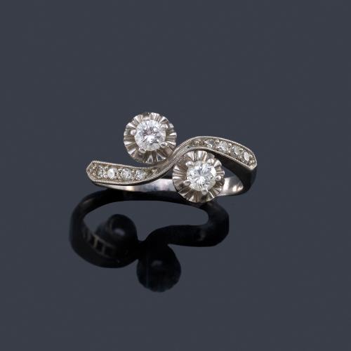  Anillo 'Tu y Yo' con dos brillantes de aprox. 0,30 ct en total en montura de platino.