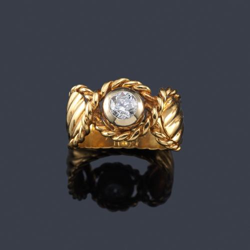  Anillo con brillante de aprox. 0,52 ct engastado en chatón en montura gallonada de oro amarillo de 18K.