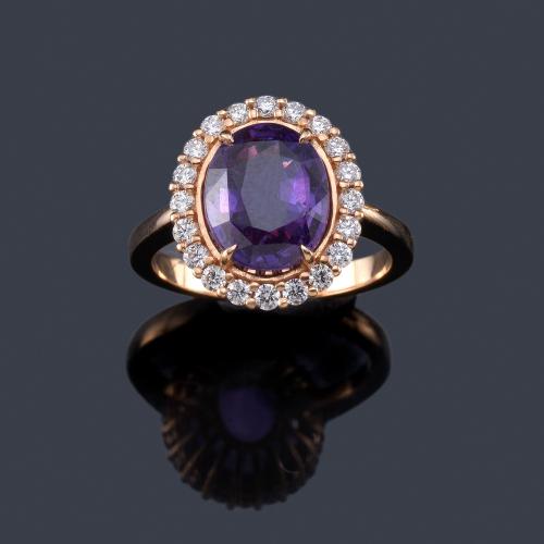  Anillo con zafiro rosa talla oval de aprox. 3,60 ct con orla de brillantes de aprox. 0,45 ct en total.