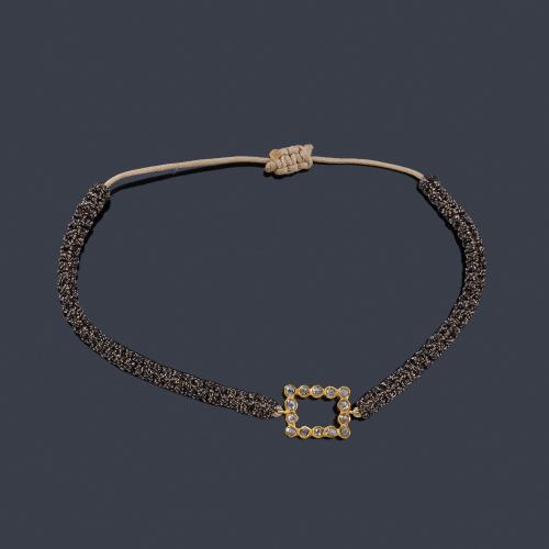 Lote 2412
Pulsera con motivo central de diamantes talla holandesa montado en hilo bicolor.