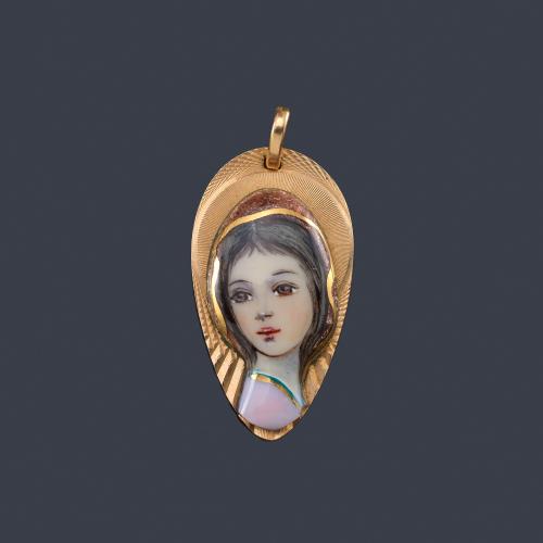  Medalla devocional con La Imagen de La Virgen en esmalte sobre montura de oro amarillo de 18K.