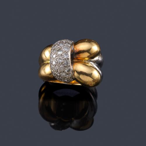 Lote 2417
Anillo con banda central en pavé de brillantes sobre montura gallonada en oro blanco y amarillo de 18K.