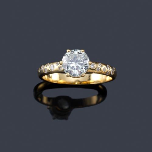 Lote 2428
Solitario con un brillante de aprox. 1,06 ct en montura de oro amarillo de 18K salpicada con brillantes de aprox. 0,10 ct en total.
