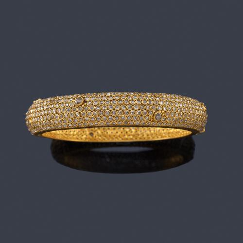 Lote 2430
Brazalete rígido cuajado de diamantes talla holandesa engastados en chatón, salpicado con diamantes de mayor tamaño.