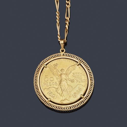  Colgante con moneda de 50 pesos mexicanos con cadena en oro amarillo de 18K.