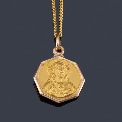  Colgante devocional con La Imagen del Sagrado Corazón y de La Virgen, con cadena de oro amarillo de 18K.