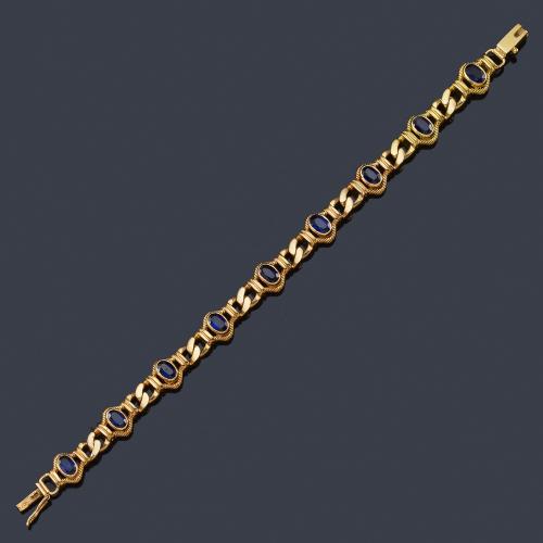  Pulsera con nueve zafiros sintéticos talla oval con eslabones en oro amarillo de 18K.