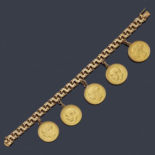  Pulsera con eslabones húngaros con cinco monedas libras esterlinas colgantes, en montura de oro amarillo de 18K.