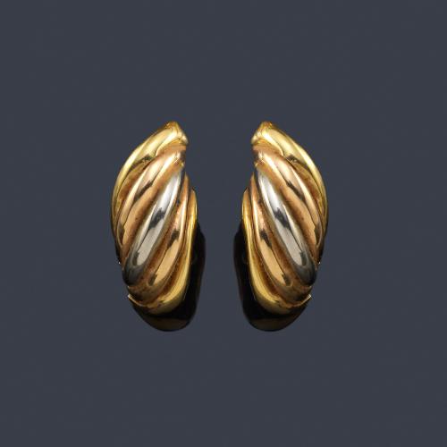  Pendientes con diseño gallonado en oro tricolor de 18K y cierre omega.