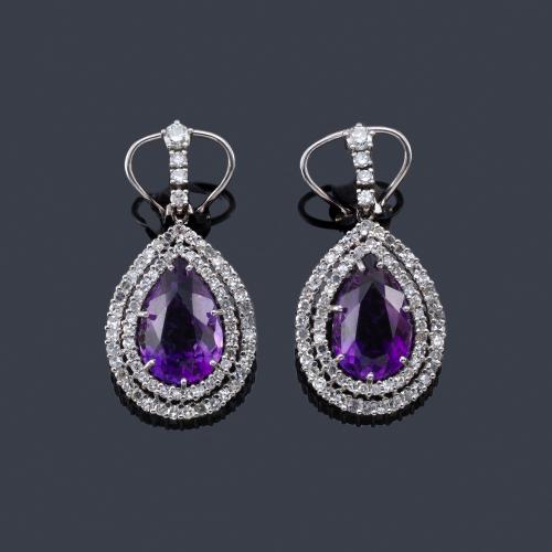  Pendientes largos con pareja de amatistas talla perilla de aprox. 13,60 ct en total con doble orla de diamantes talla sencilla de aprox. 2,16 ct en total.